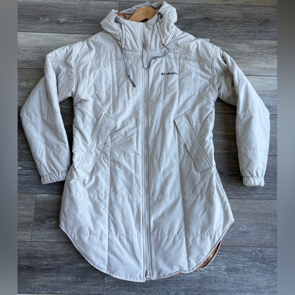 Columbia Cream Women's Puffer Jacket NWOT. Size M
